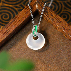 Renbeads Natural Chalcedony Bamboo Leaf Peace Buckle Wealth Necklace Pendant